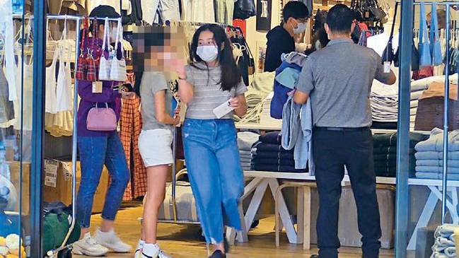 排场大！刘銮雄妻子携女逛平价店 三名保镖护航