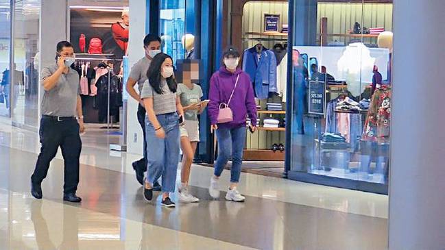 排场大！刘銮雄妻子携女逛平价店 三名保镖护航