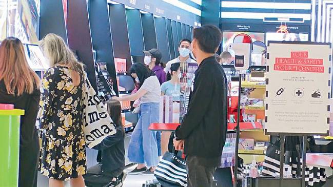 排场大！刘銮雄妻子携女逛平价店 三名保镖护航
