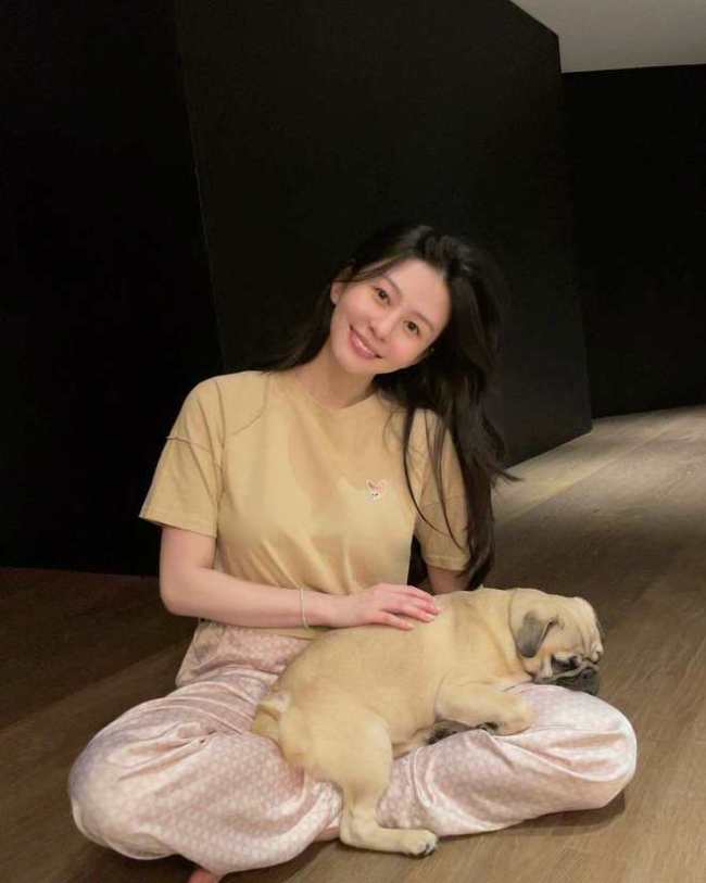 邱淑贞大女儿沈月穿睡衣晒素颜照 成功融入名流圈