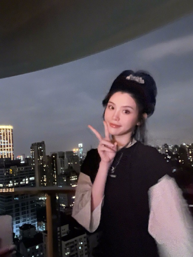 俩娃辣妈奚梦瑶扎高马尾少女感十足 对镜比耶甜笑