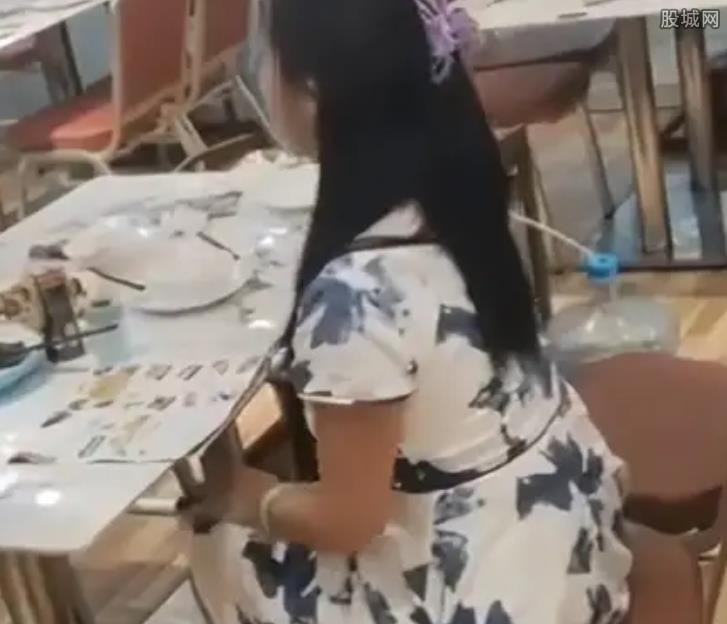 女子吃霸王餐
