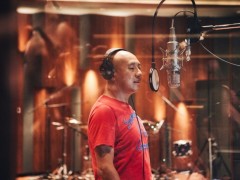 周晓鸥沙宝亮录音侧拍 默契搭档新歌首发在即