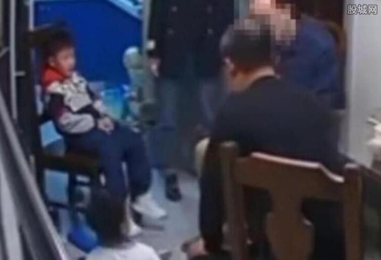 南京医生上门殴打幼儿老人