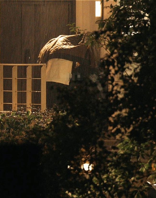 肖战白百何《骄阳伴我》路透 一起躲雨氛围温馨