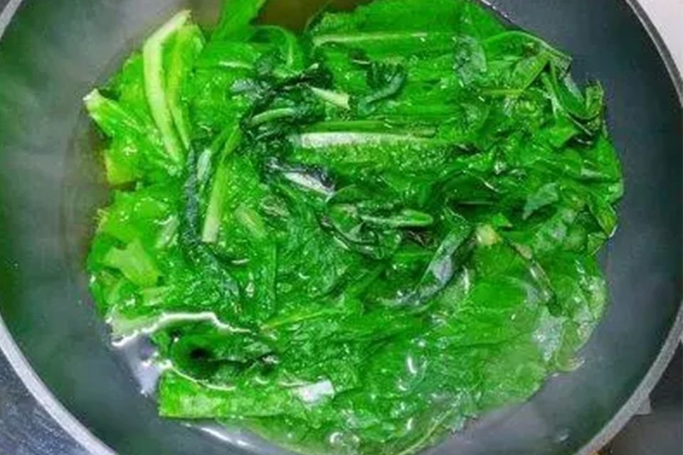 莴笋叶需要用水焯一下吗 莴笋需要泡水吗
