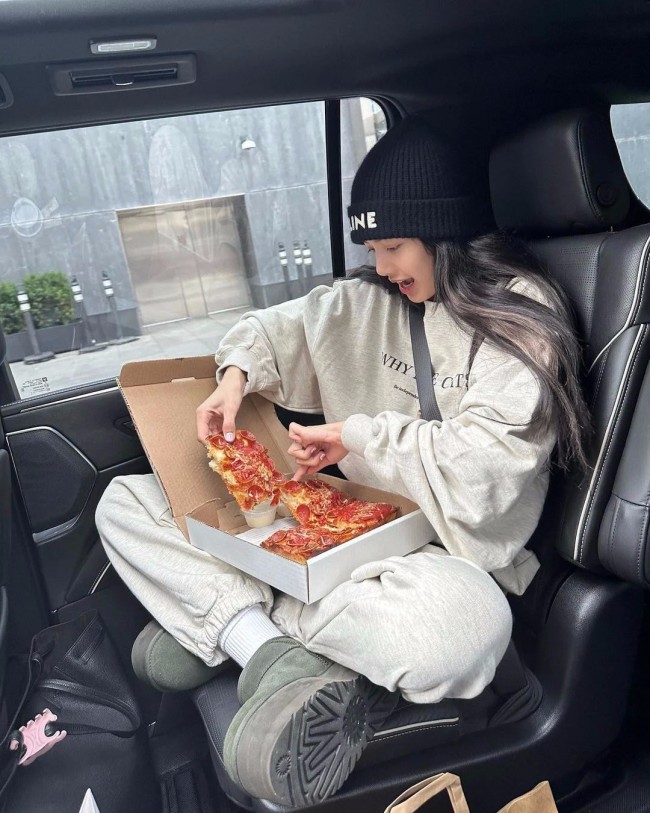 Lisa晒美照又甜又辣 穿舞台装细腰吸睛