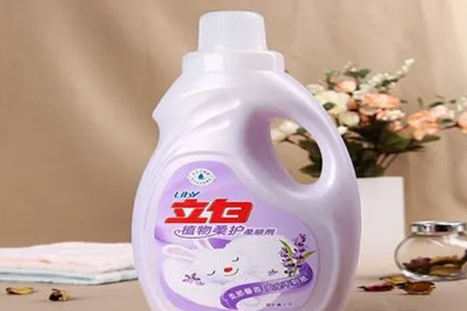 裙子起静电老是贴丝袜怎么办 哪些材质的衣服容易产生静电