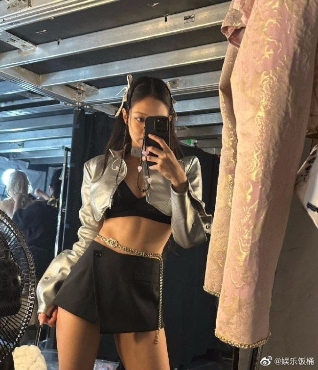 Jennie晒LA演唱会花絮照 短裙秀出小蛮腰