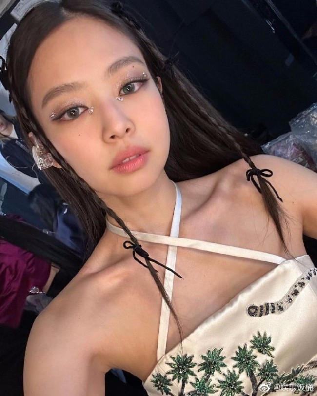 Jennie晒LA演唱会花絮照 短裙秀出小蛮腰