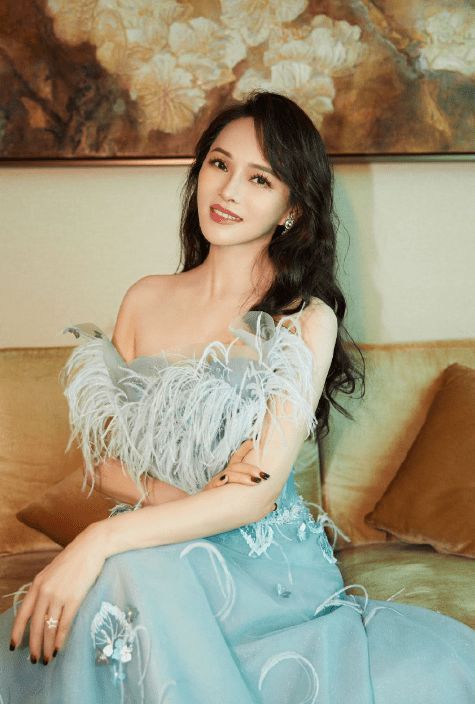 伊能静否认婚变 称"秦昊与女生牵手"是断章取义
