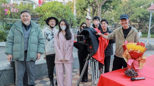 《开怀畅饮的姐姐们》"以酒会友"聚焦当代女性互助