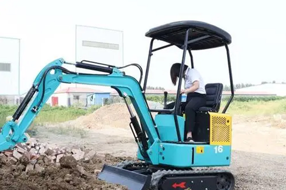 小型挖掘机怎么样 挖掘机的使用寿命
