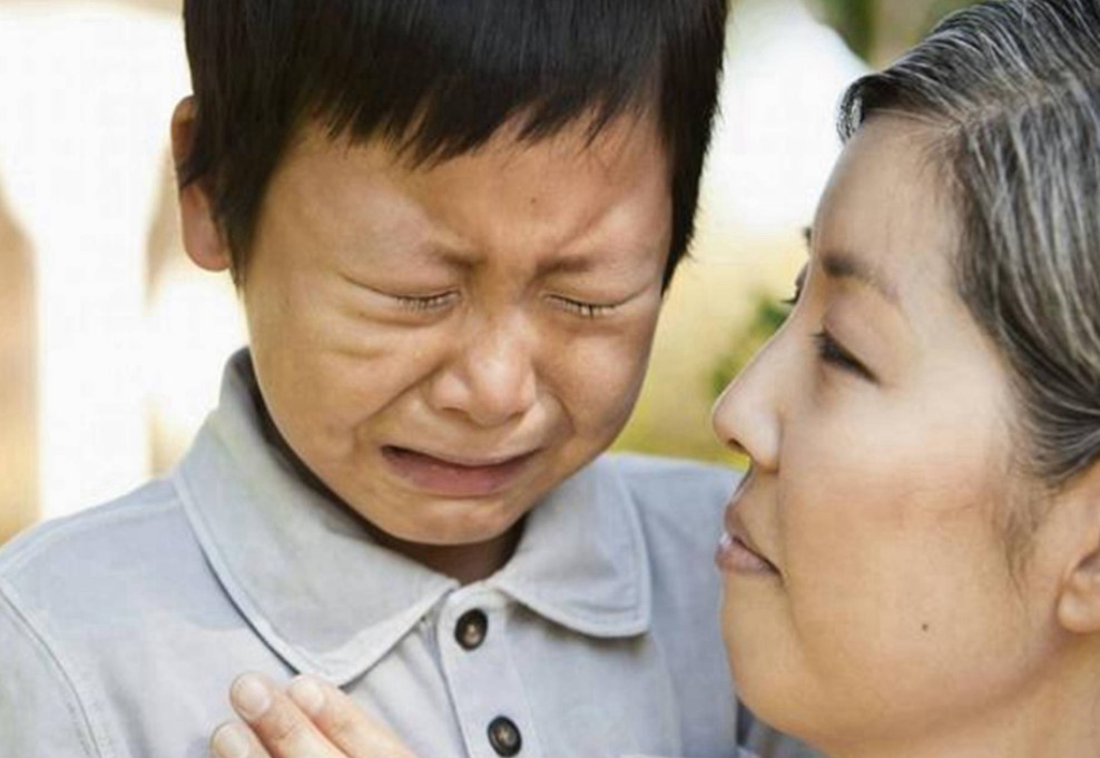 男子把孩子弄哭,丢给发烧妻子