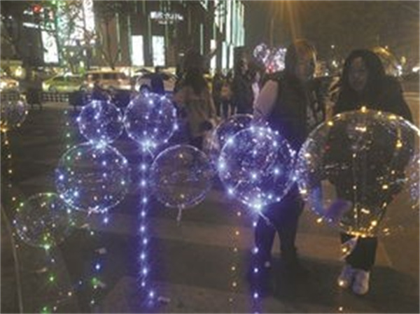 欢乐气氛中的危险一幕