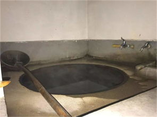 洗澡不去澡堂男子反在家里烧铁锅