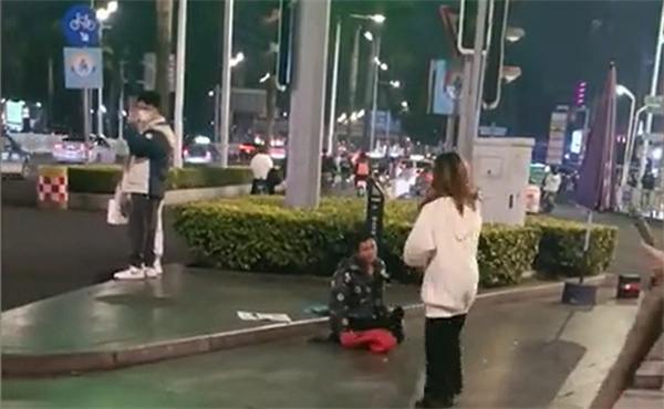 女子街边欺负乞讨男子惹众怒