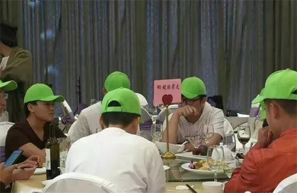 女子结婚当天安排前男友们围坐一桌