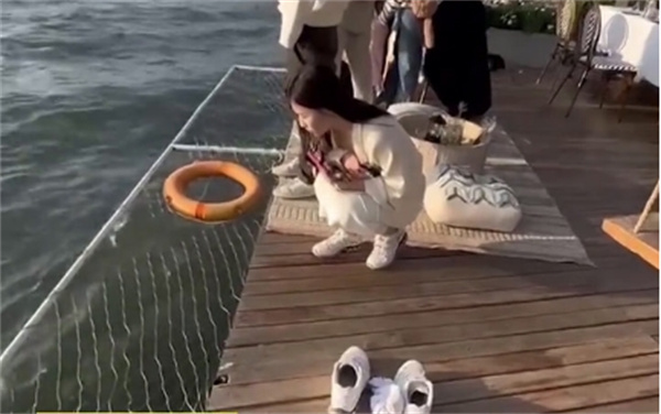 情侣在海景餐厅的露台拍照时