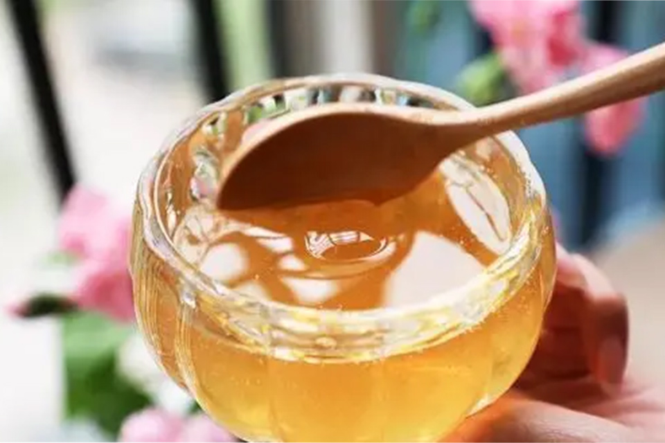长期把蜂蜜涂脸上对脸好不好 天天用蜂蜜擦脸会起到什么作用