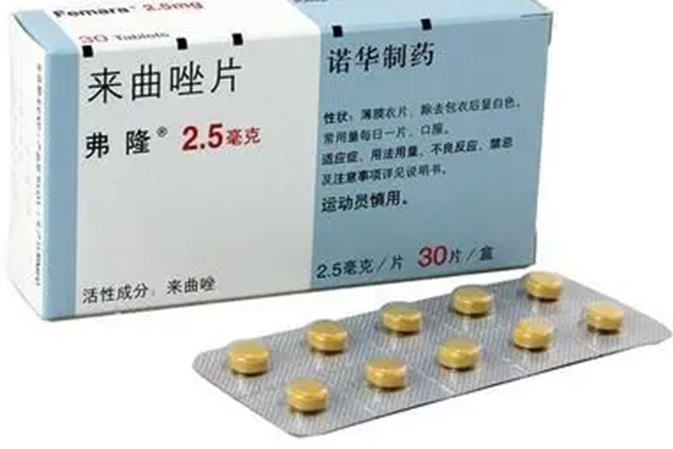 草莓上面有白色的雾状是什么东西 草莓新叶叶脉发黑是什么原因