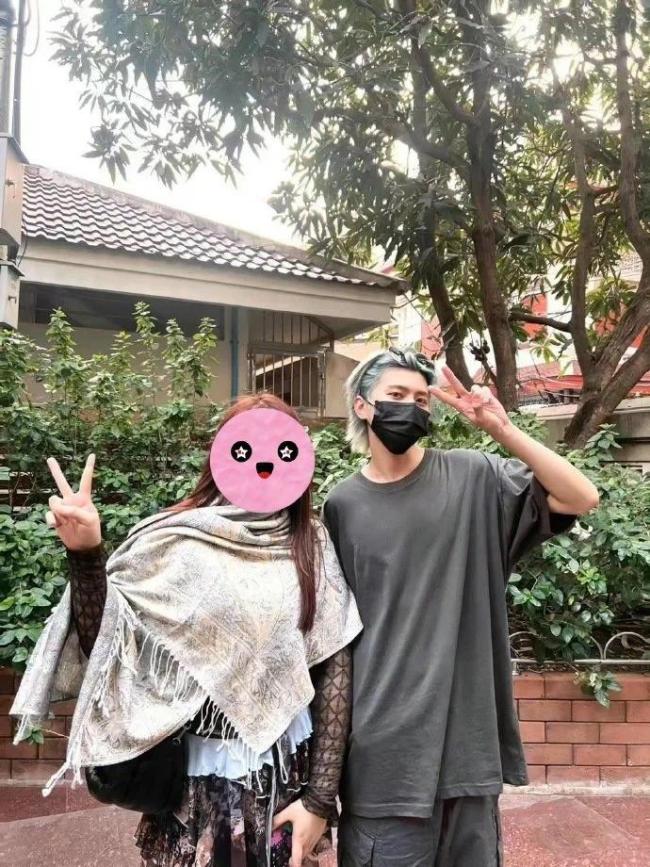 多位网友泰国偶遇蔡徐坤 坤坤合照尽显绅士风范