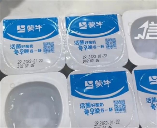 男子吐槽从超市买的酸奶打开之后都是清水