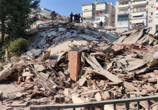 地震中已经11000人遇难 土耳其总统抵达震中地区探望灾民