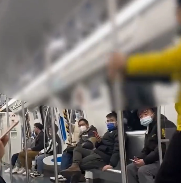 又是个任务？！男子在地铁内抓扶手疯狂转圈