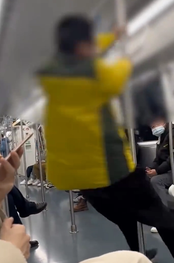 又是个任务？！男子在地铁内抓扶手疯狂转圈