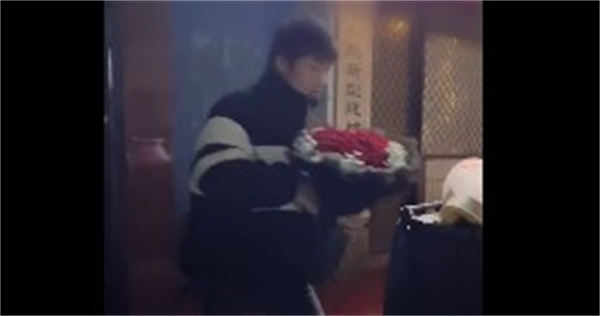 男子用捡来的玫瑰送给妻子