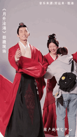 一脸姨母笑！吴磊赵露思婚服拍摄花絮