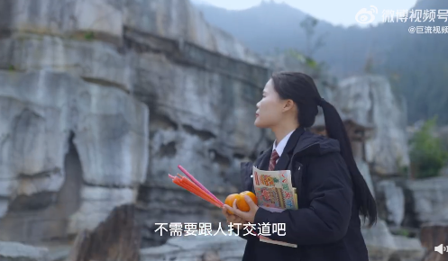 珍惜每一天！00后社恐女生选择当守墓人
