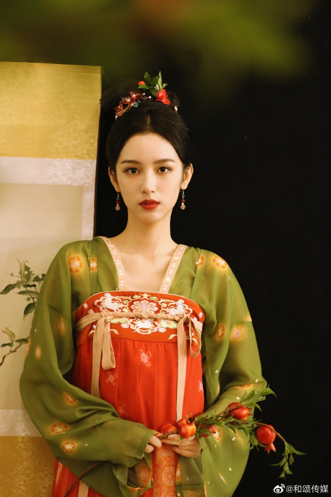 中式美！周也穿古装似画中人 怀抱琵琶清冷又娇俏