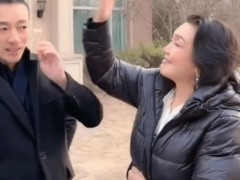 汪小菲现身张兰直播间 妈妈为穿大衣笑容幸福