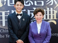丁真和邓亚萍一起走红毯 被赞和男明星比也很优越