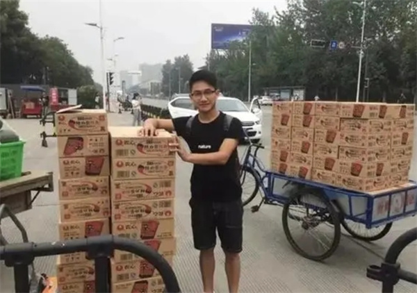 男子在大学期间4年赚了100多万