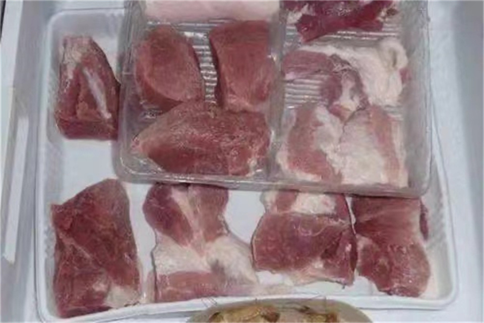 冰箱外面发出臭味是怎么处理