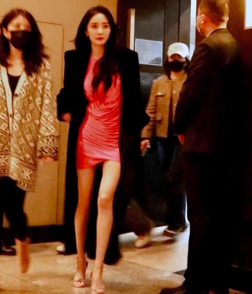 杨幂粉色褶皱裙造型性感妩媚 网友：这身材绝了！