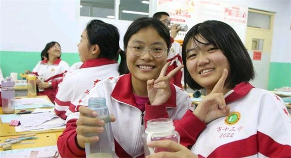 班主任给全班的女生买奶茶喝
