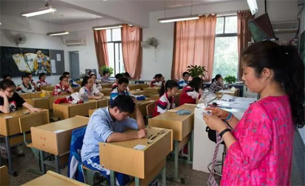 高三老师被安排同学生一起考试