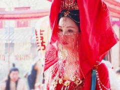 陈都灵长月烬明婚服造型释出 流苏遮面美艳又华丽