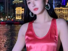 孔雪儿化身夜幕美人 性感露背线条优越