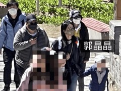 郭晶晶晒一家人逛故宫爬长城照片 画面温馨有爱