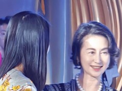 60岁何超琼海口看秀 穿连体短裙珠光宝气仪态优雅